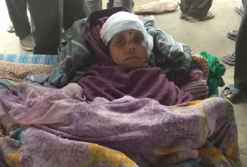 woman saved herself fron attack of leopard.