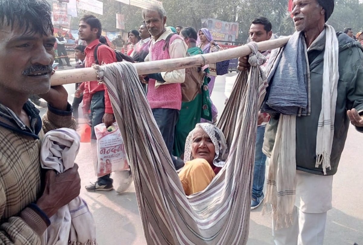 kumbh 2019: A old mother bath in sangam help Son and son-in-law