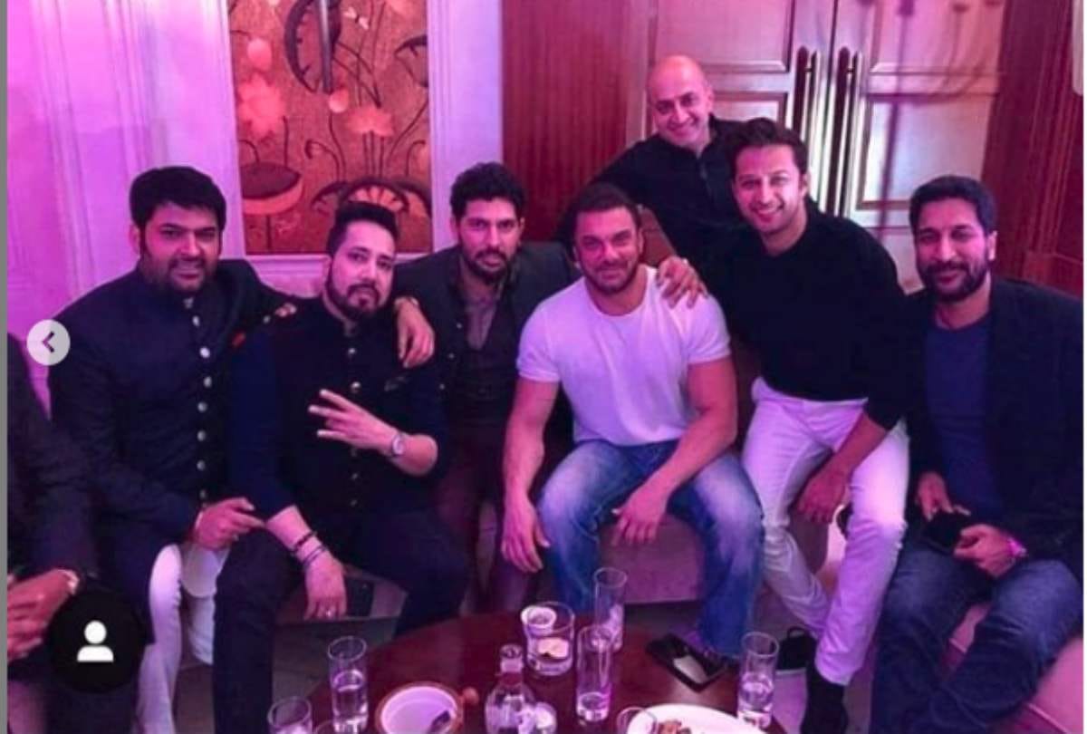 kapil sharma with mika singh share video funny look