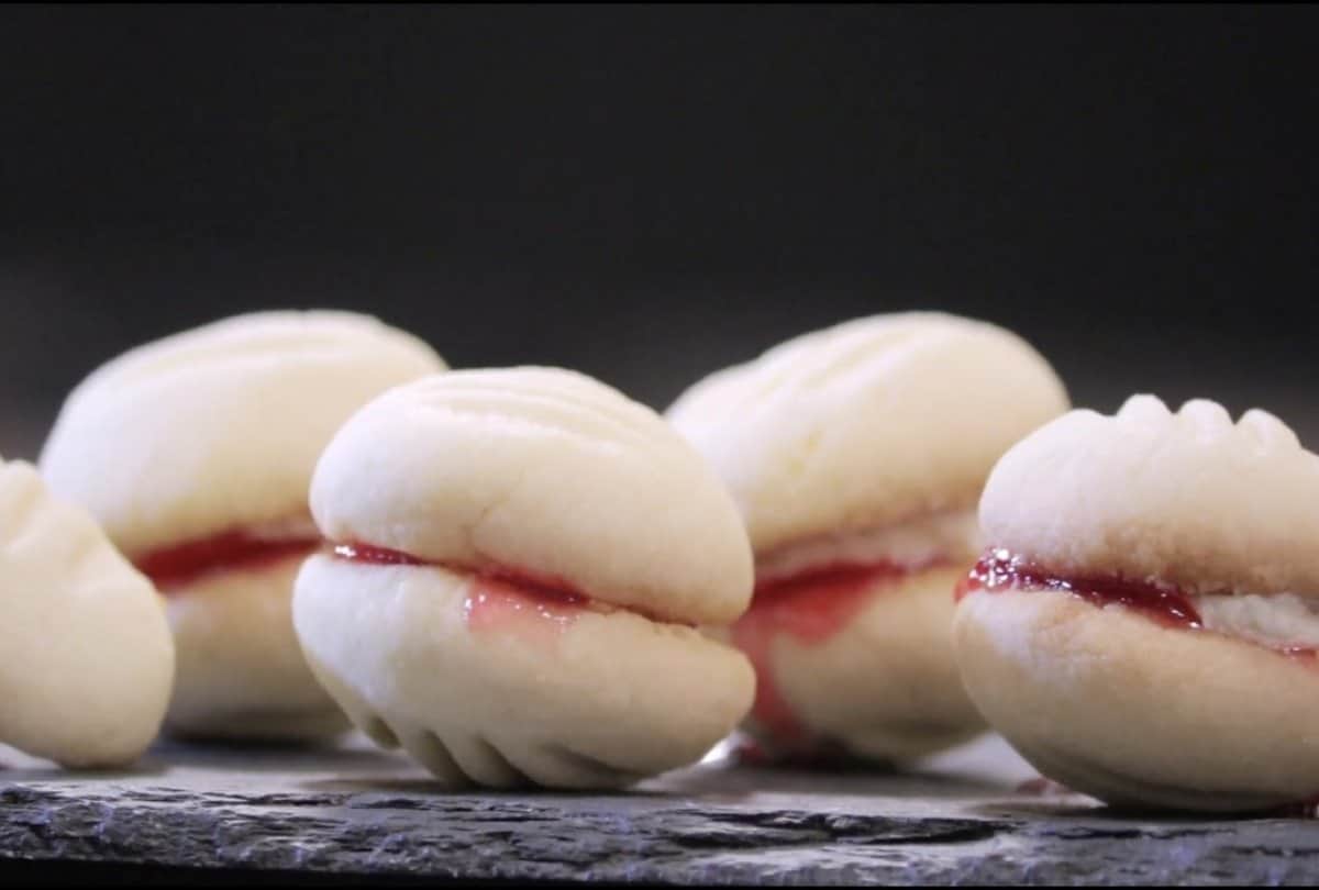 Happy Kiss Day 2020: Valentine Day 2020 how to cook kissing cookies on kiss day
