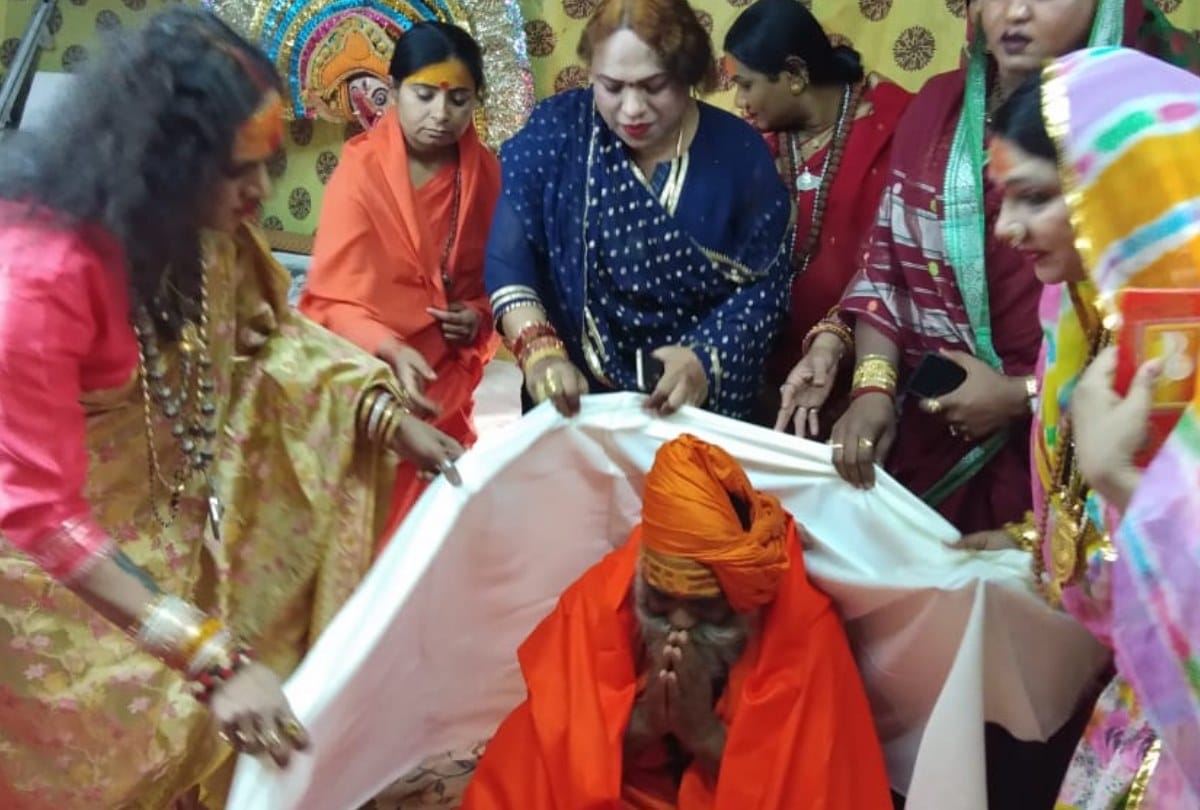 Kumbh mela 2019 Kinnar akhara mahamandaleshwar discussion before dusra shahi snan