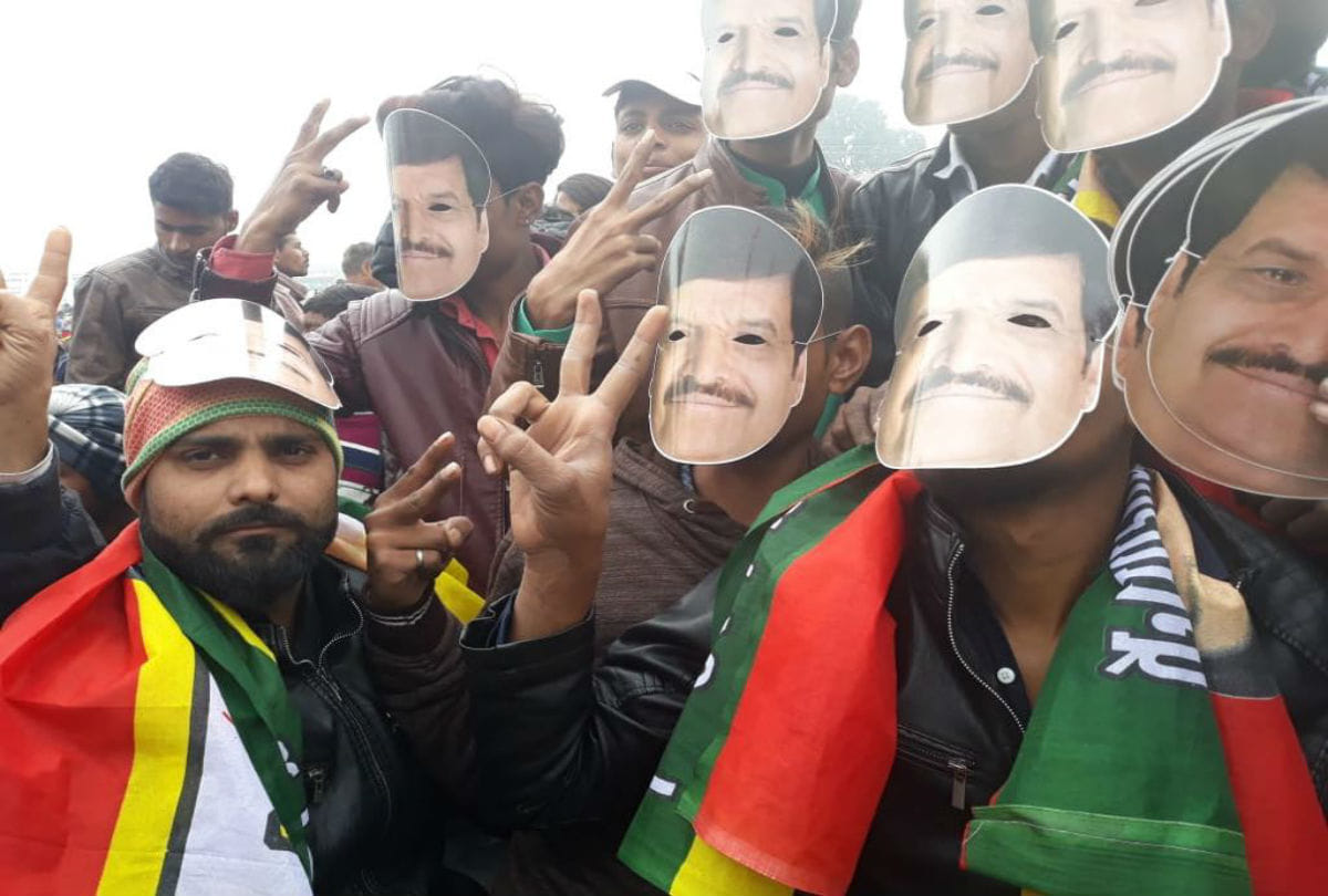 mulayam singh yadav photo missing from shivpal singh yadav rally in firozabad