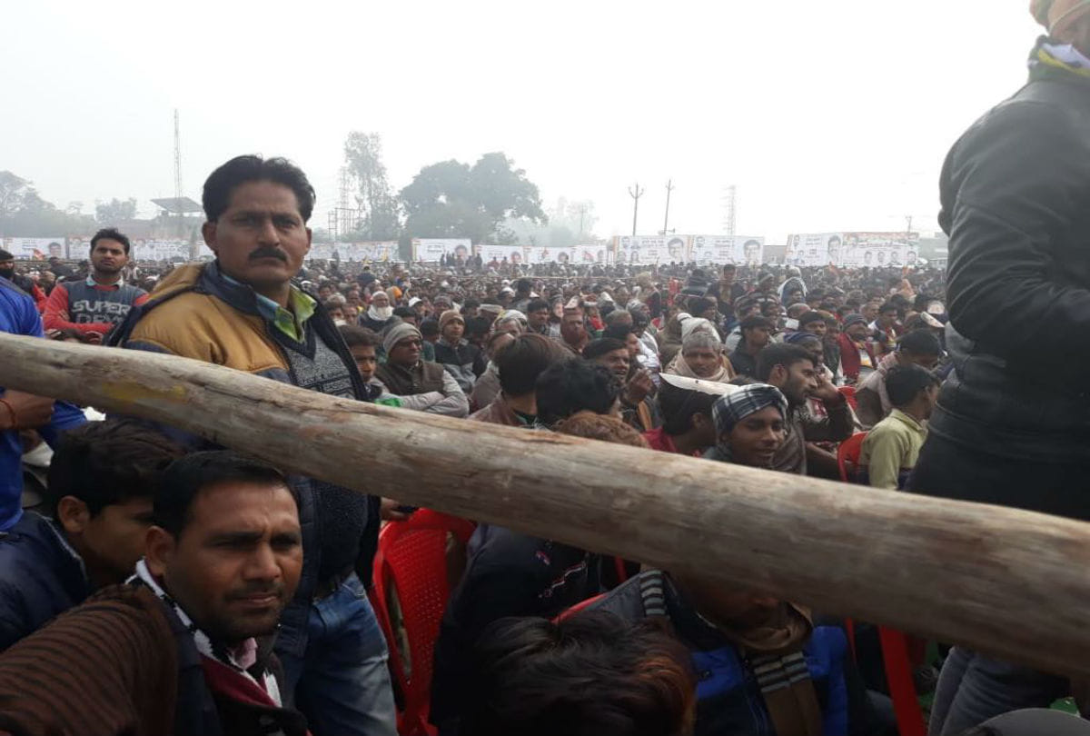 mulayam singh yadav photo missing from shivpal singh yadav rally in firozabad