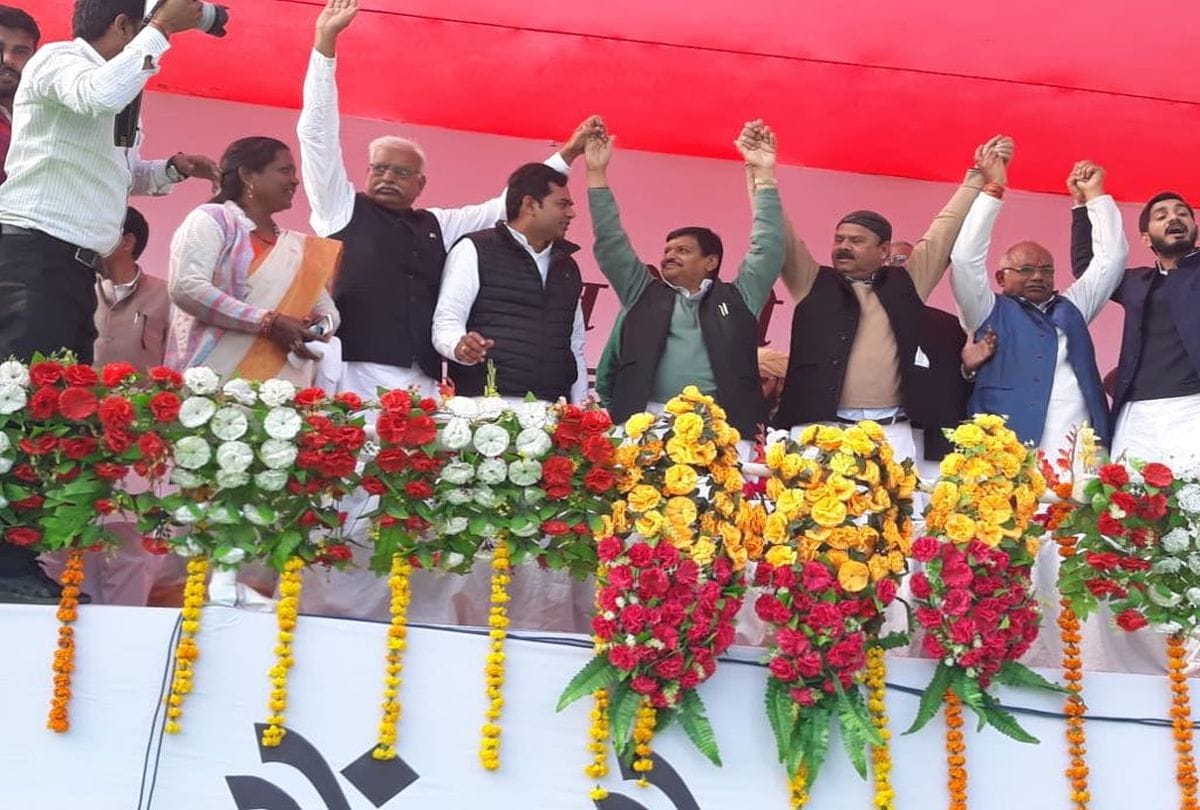 mulayam singh yadav photo missing from shivpal singh yadav rally in firozabad