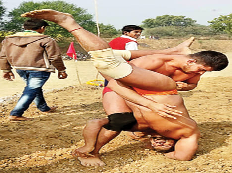 Wrestlers show wager