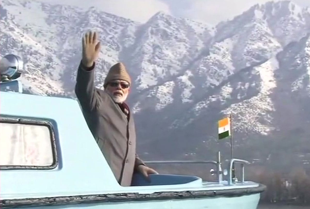 prime minister narendra modi during the visit to jammu kashmir four times changed his Costume