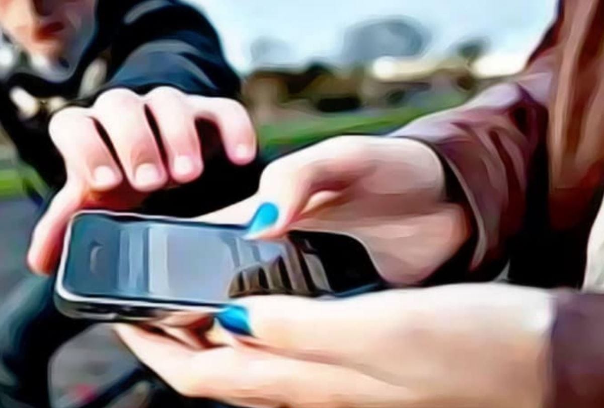 miscreants snatched mobile phones from three people within 30 minutes police checking cctv footages