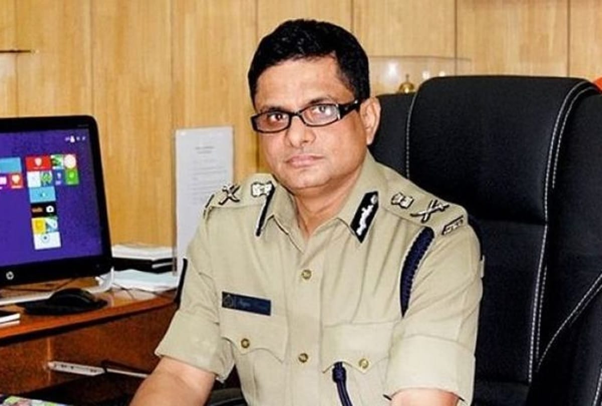 Mamata banerjee cbi police commissioner rajeev kumar protest clash with centre sc