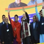 विजय नगर में सभा का अभिनंदन करते पीएम मोदी