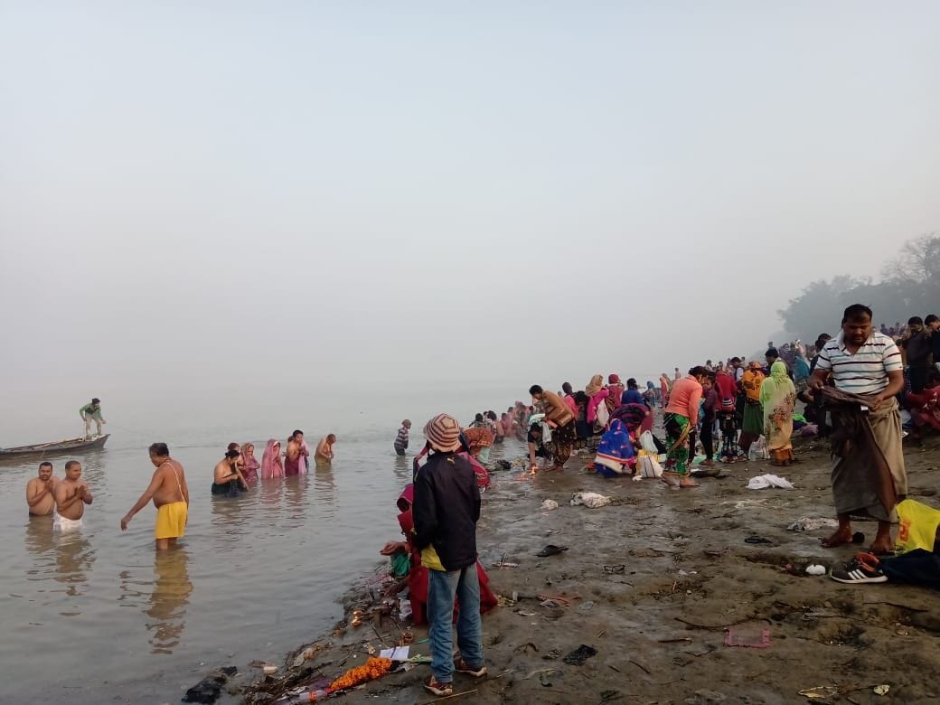 मौन रहकर सरयू में लगाई आस्था की डुबकी