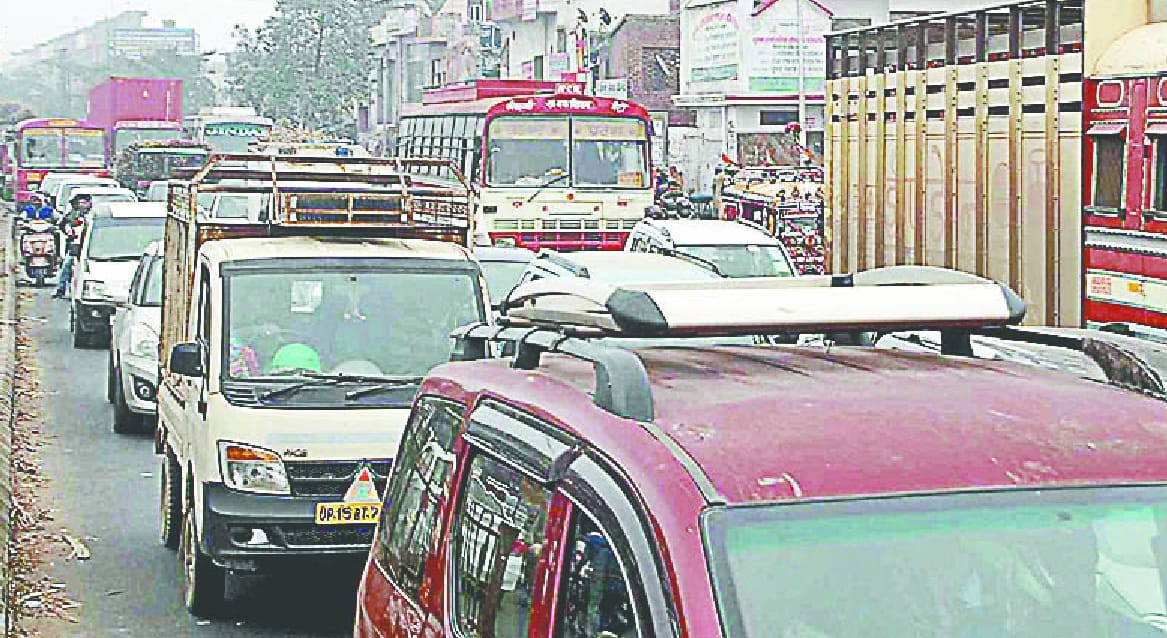 mukhya chauraho par trafic besumar