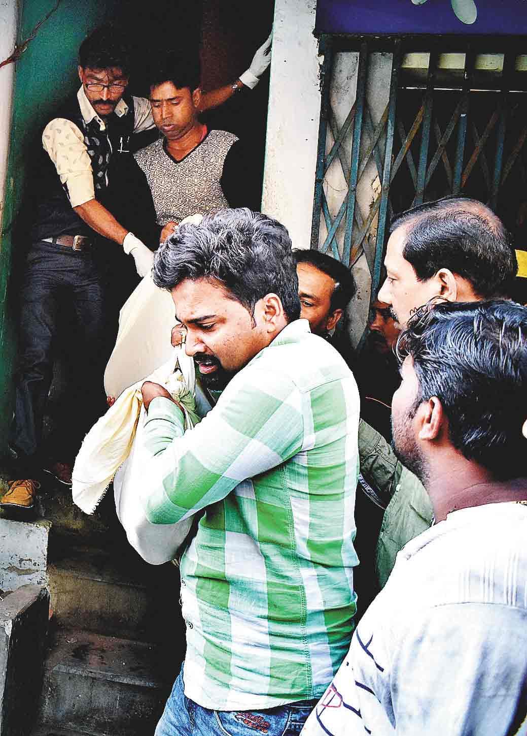 रिश्तेदारों के सामने बेइज्जती नहीं सह पाया परिवार