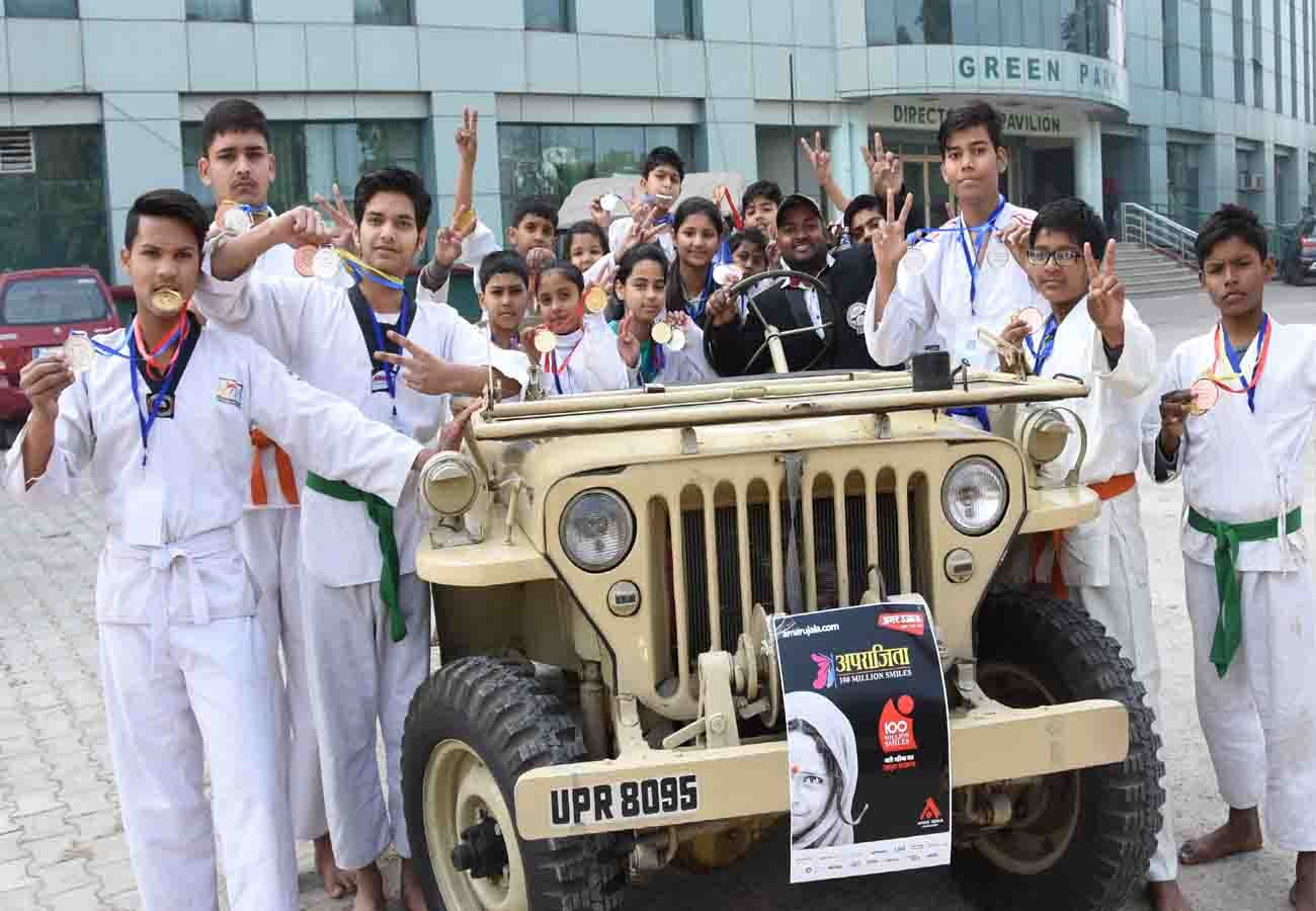 Amar Ujala aprajita-100 million smiles, Vintage Car Rally in kanpur