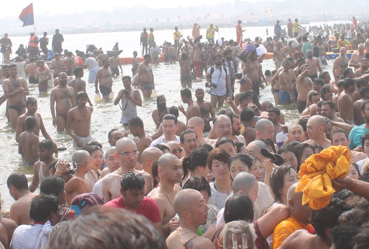 kumbh mela 2019 images pictures wallpapers Foreign women saints holy dip in sangam shahi snan