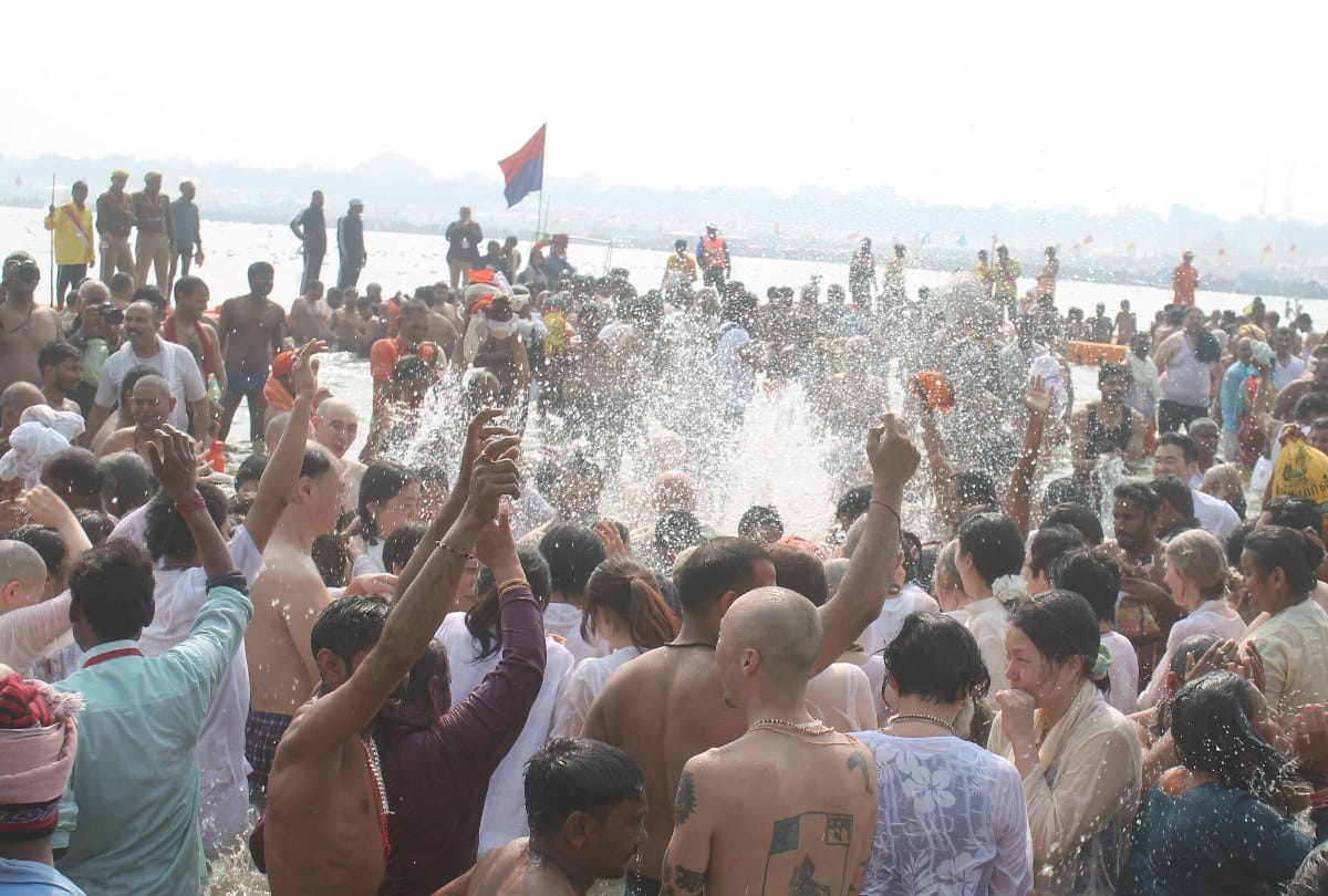 kumbh mela 2019 images pictures wallpapers Foreign women saints holy dip in sangam shahi snan