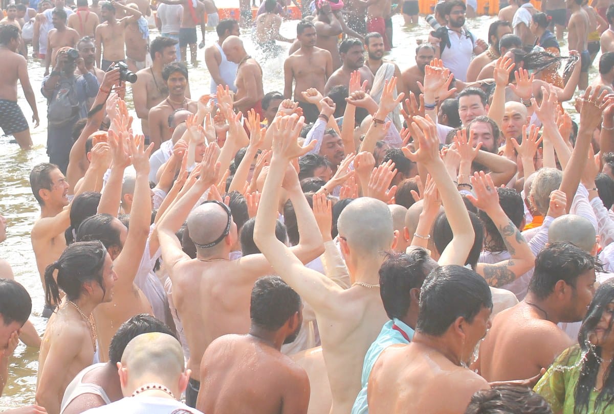 kumbh mela 2019 images pictures wallpapers Foreign women saints holy dip in sangam shahi snan