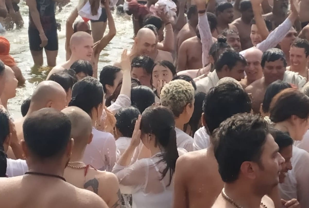 Mauni amavasya kumbh mela 2019 foreigner Sadhvis get shahi snan with the Naga sadhu