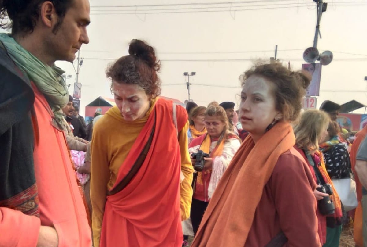 Mauni amavasya kumbh mela 2019 foreigner Sadhvis get shahi snan with the Naga sadhu