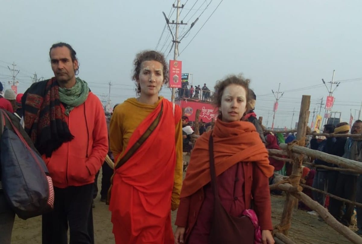 Mauni amavasya kumbh mela 2019 foreigner Sadhvis get shahi snan with the Naga sadhu
