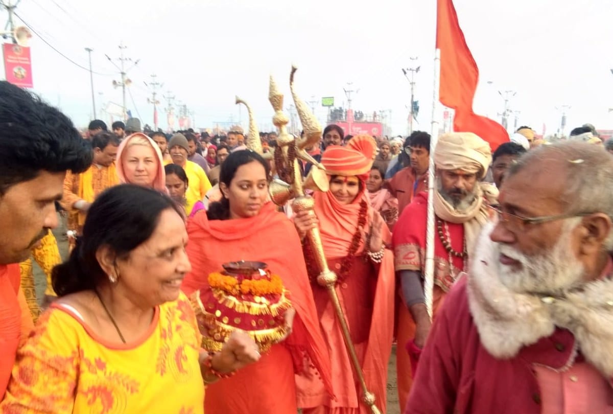 Mauni amavasya kumbh mela 2019 foreigner Sadhvis get shahi snan with the Naga sadhu