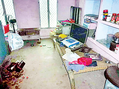 Theft of lakhs in the school manager and the farmer's house