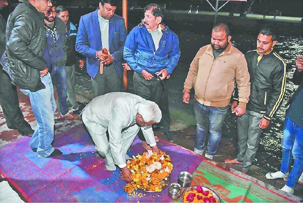 defence minister meet with martyr Squadron Leader Siddharth Negi family