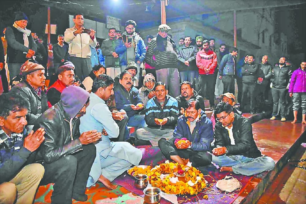 defence minister meet with martyr Squadron Leader Siddharth Negi family