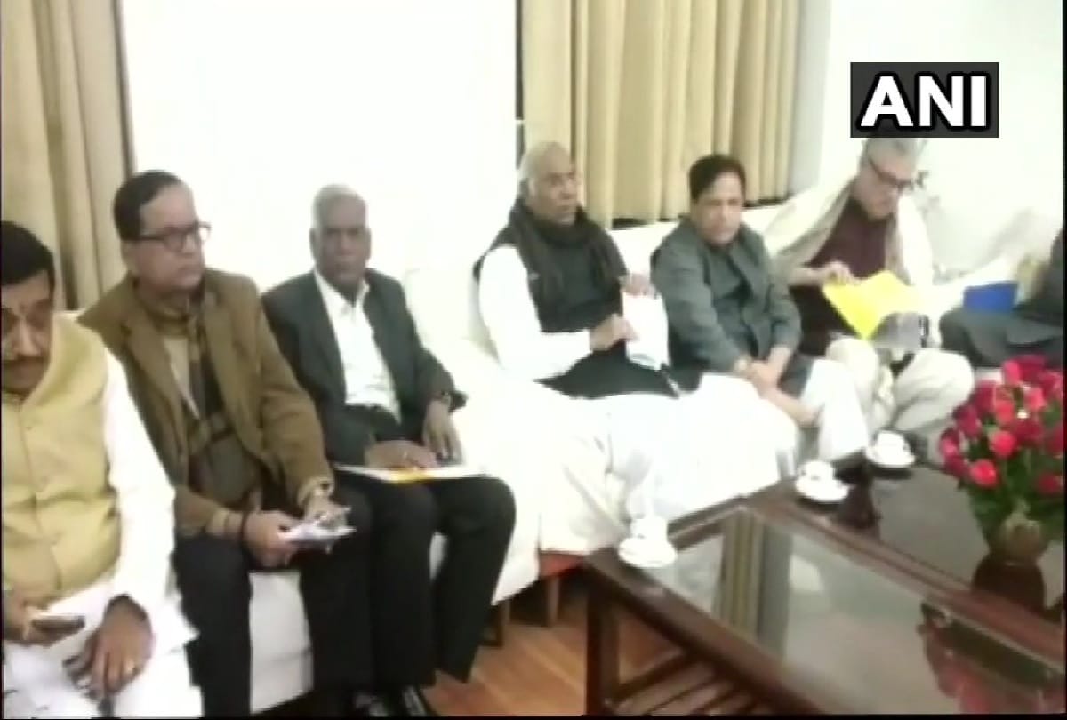 Opposition leaders meeting in Parliament, mallikarjun kharge and ghulam nabi azad in meeting