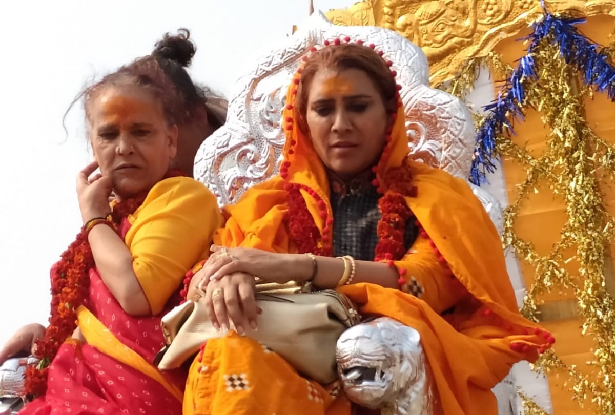 Kumbh Mela 2019 Kinnar Akhara shouted jai shree ram in prayagraj shahi snan