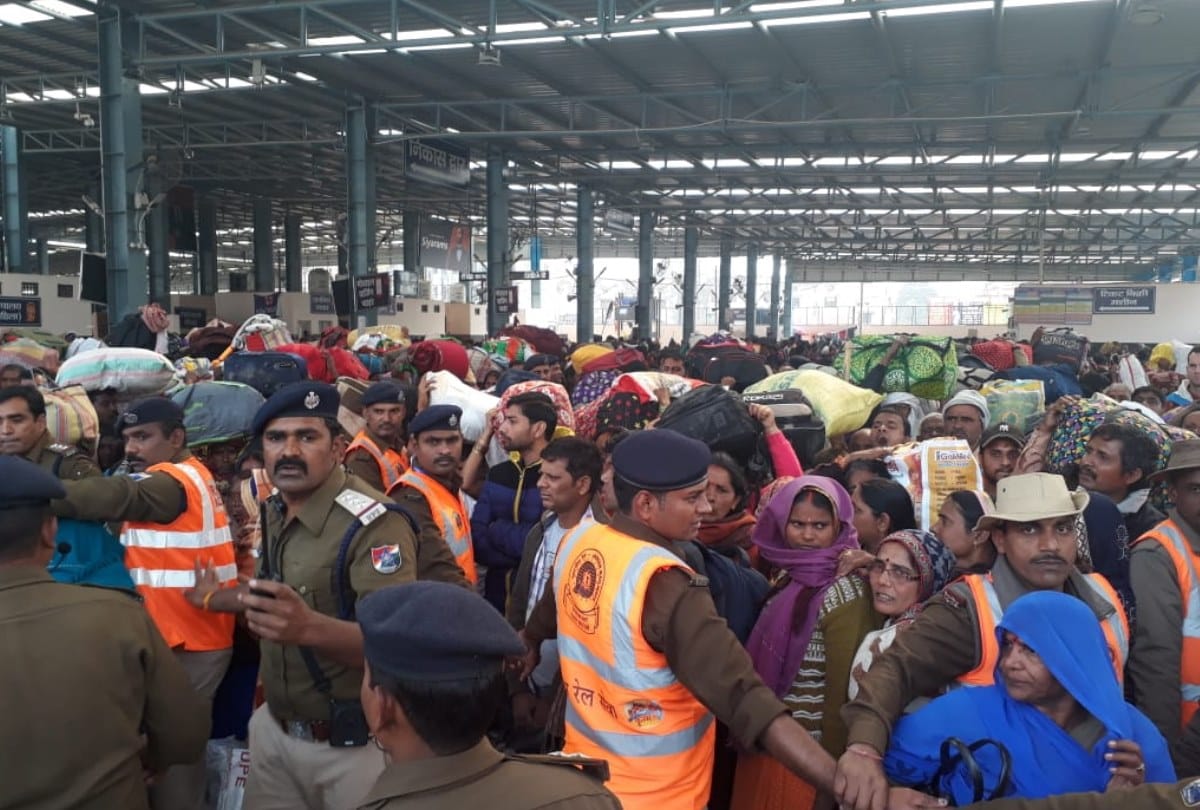Kumbh 2019: 130 trains and four thousand buses will run for devotees at Basant snan in kumbh mela