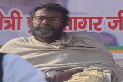 लोगों को संबोधित करते जैन मुनि मैत्री प्रभ सागर महाराज
