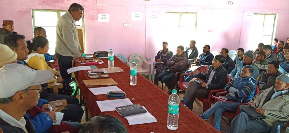 अधिकारियों के नहीं पहुंचने पर पर भड़के जनप्रतिनिधि