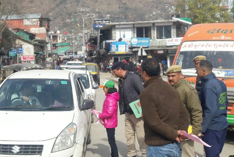 पांच साल की नव्या ने यातायात नियमों के पालन का दिया संदेश