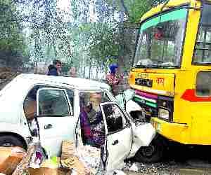 One die in accident due to fog.