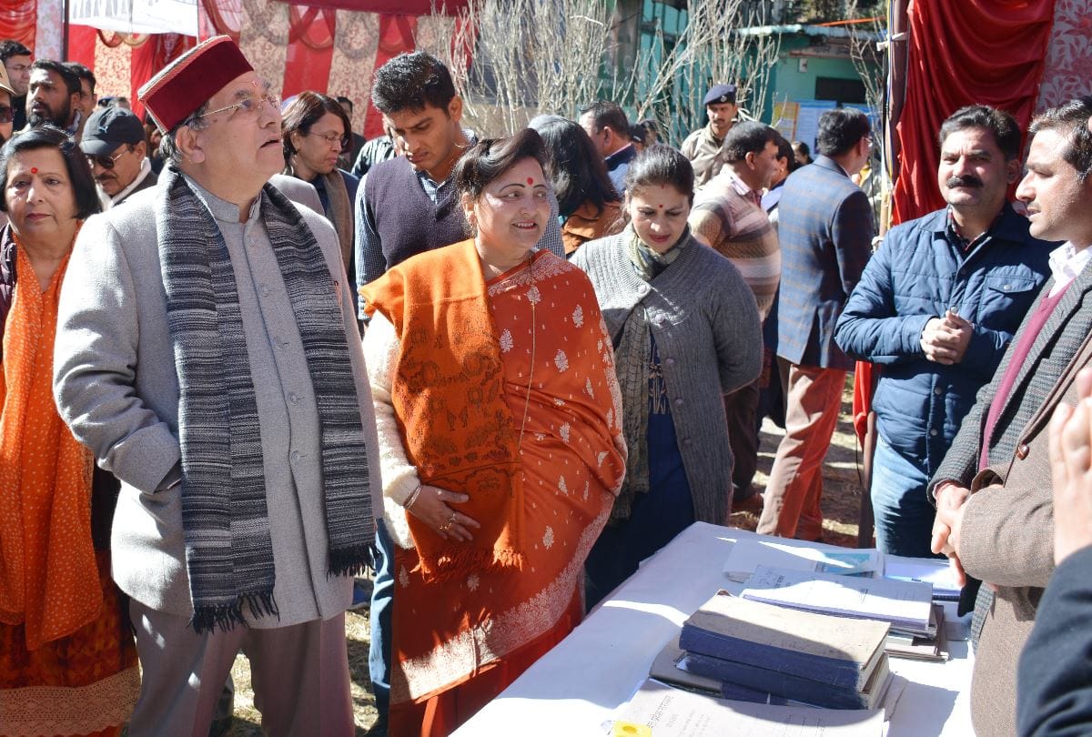 Janmanch Argument between education minister suresh bhardwaj and MC Shimla Mayor Kusum Sadret