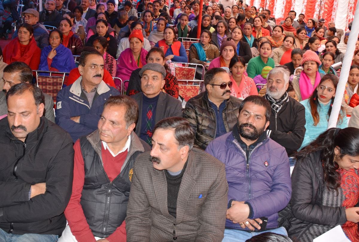 Janmanch Argument between education minister suresh bhardwaj and MC Shimla Mayor Kusum Sadret