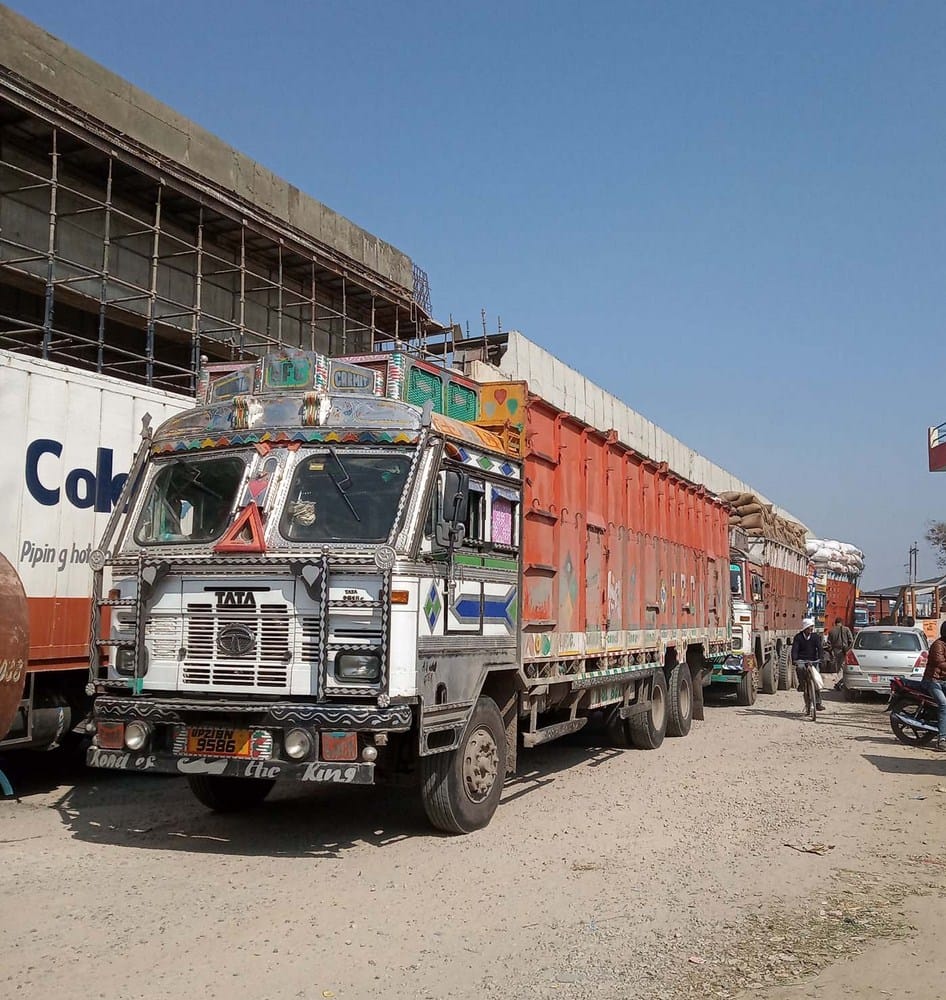 2 truck disturbed way, jam