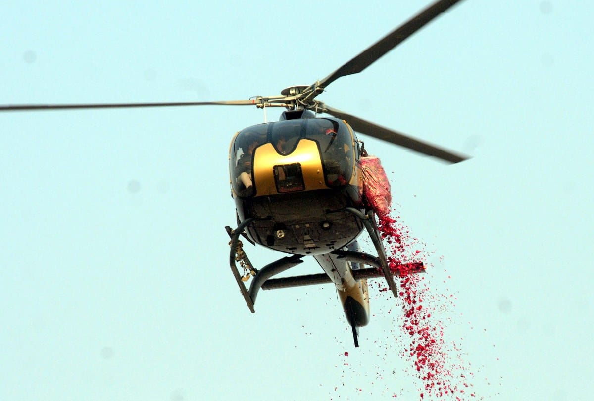 Kumbh Mela 2019 mauni amavasya snan in prayagraj Flowers raining by helicopter