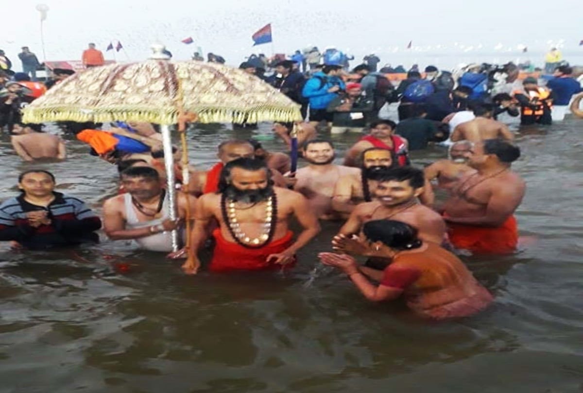 Kumbh 2019: Police clash with Shankaracharya in mauni amavasya snan at kumbh prayagraj
