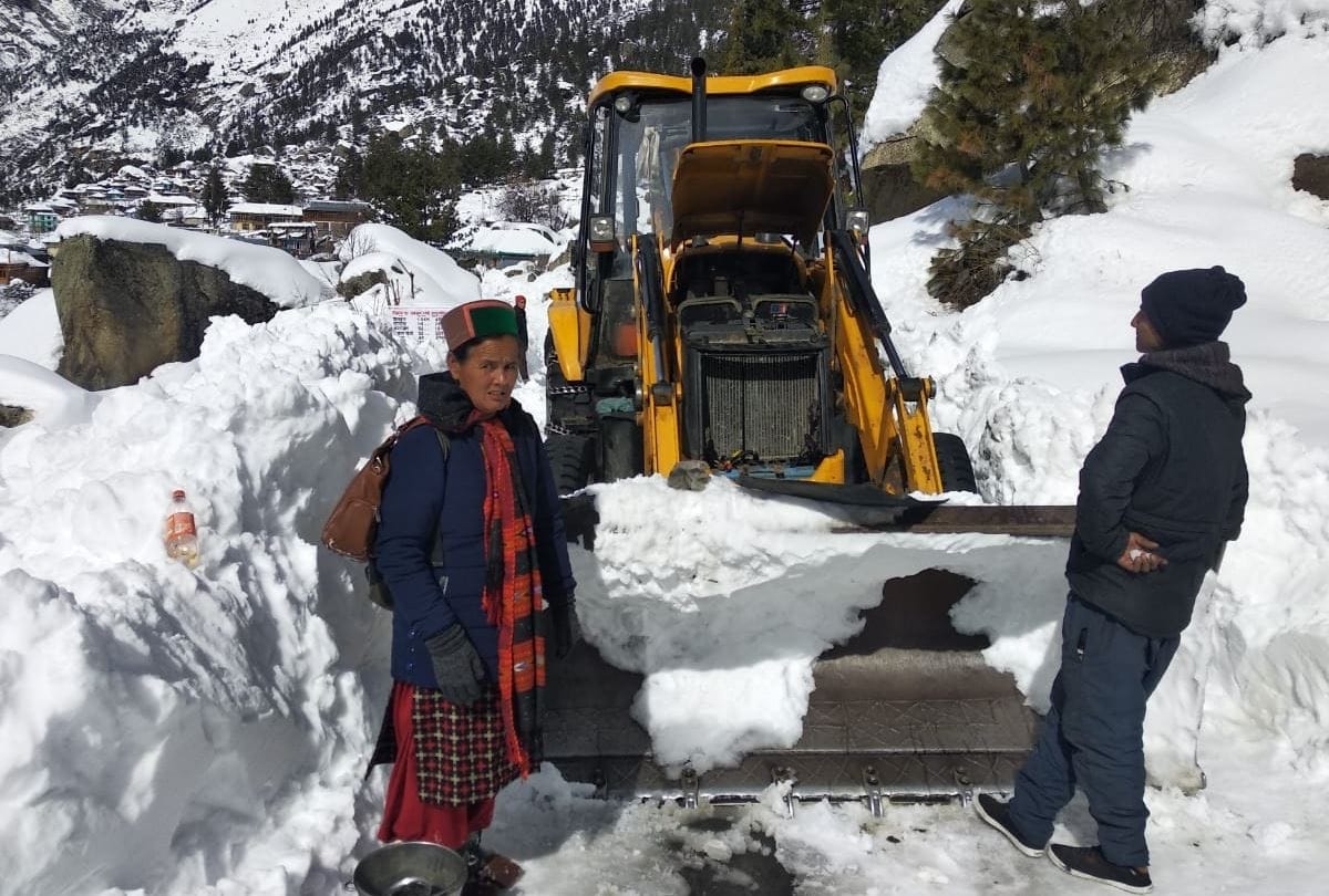 heavy snowfall and rain red alert in Himachal pradesh