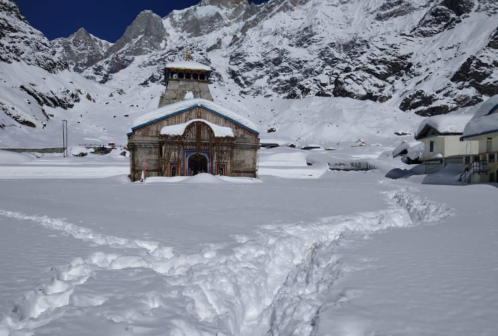 heavy snowfall in kedarnath dham