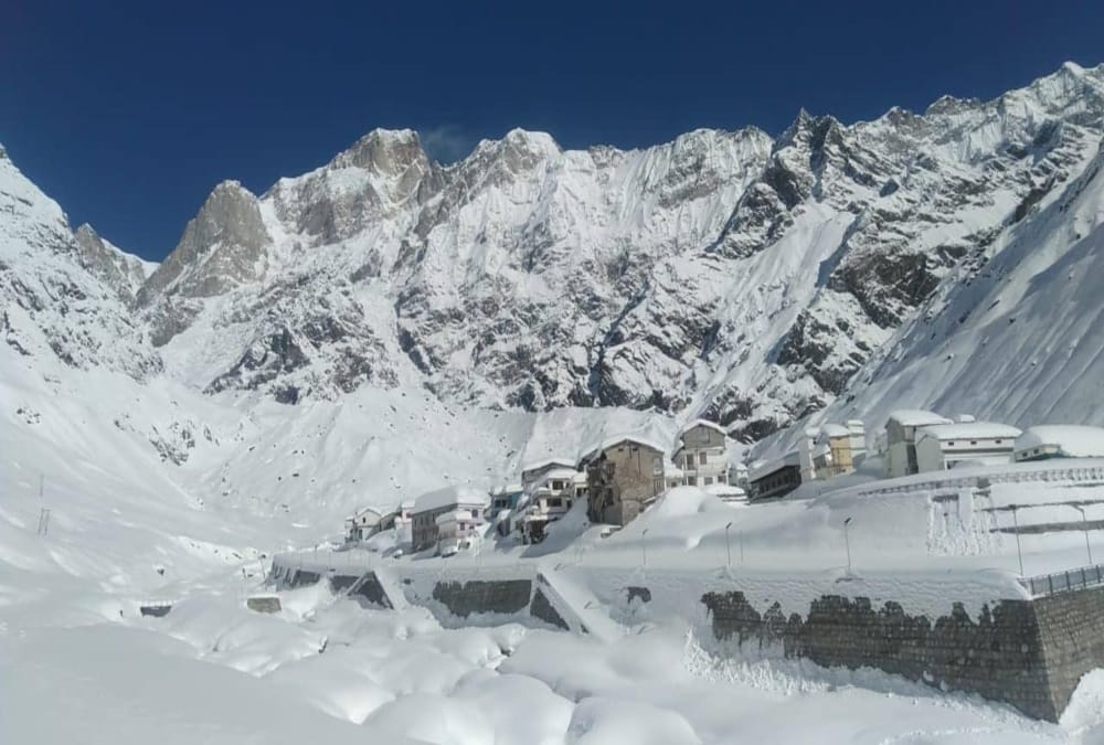 Iceberg Approx 16 feet Still in kedarnath Dham Yatra Route