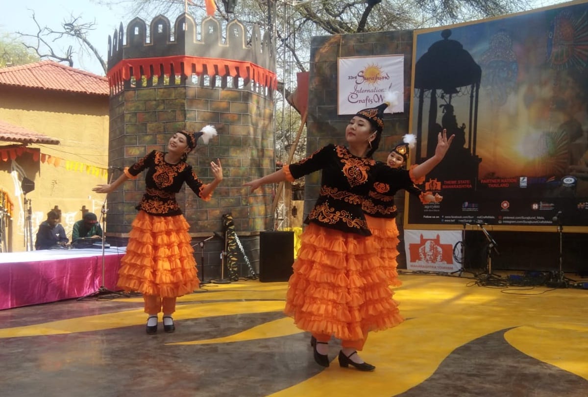 surajkund mela foreigner artist ramp walk in haryanvi dress