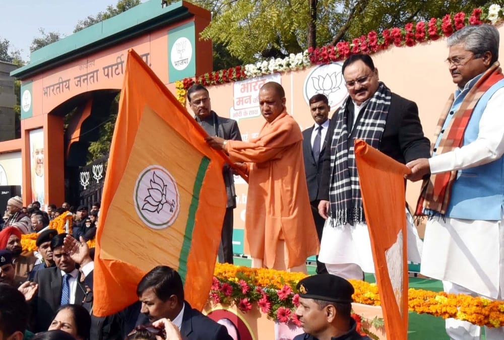 yogi adityanath flags off rath of bharat ke man ki baat.