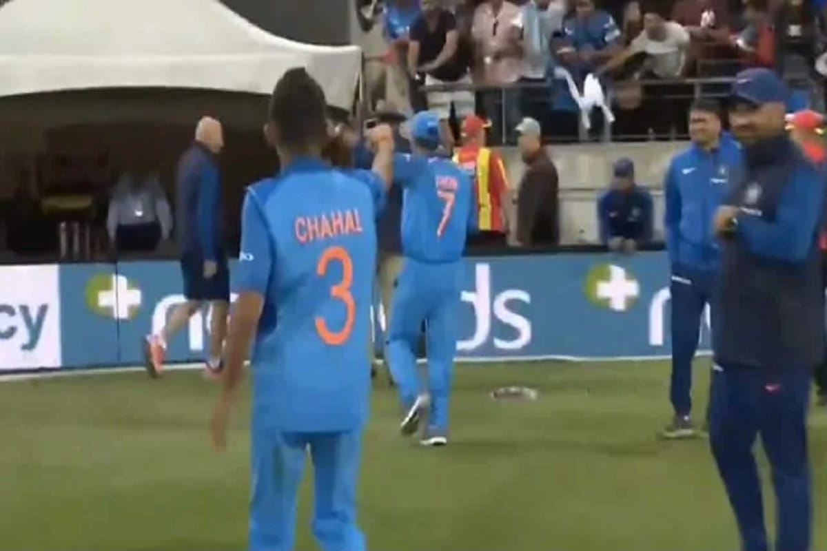 ms dhoni run away from chahal tv after india new zealand series ceremony