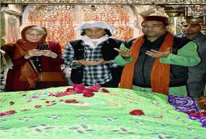 Ustad Zakir Hussain visits Taj Mahal with wife
