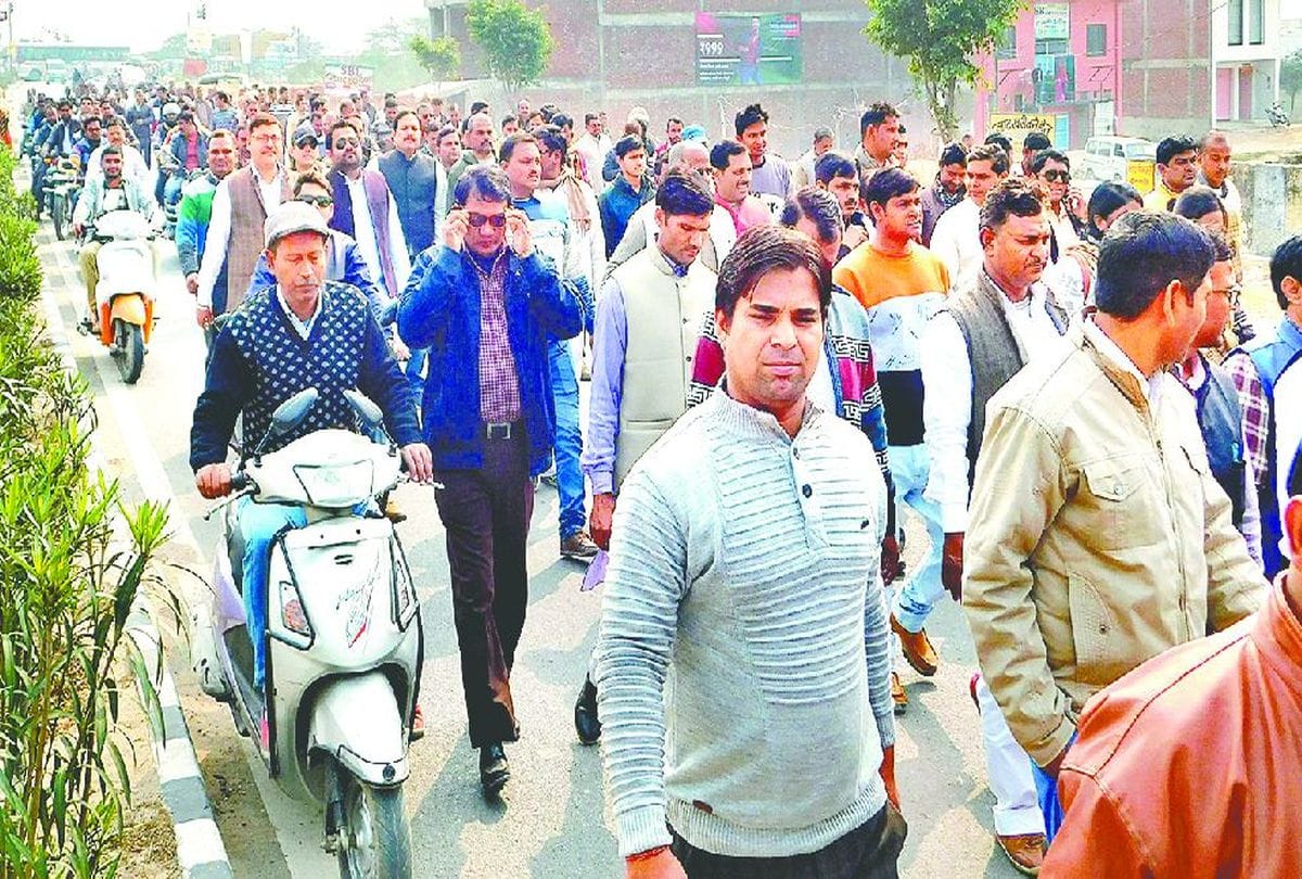 Guest teachers continue to perform at BJP office