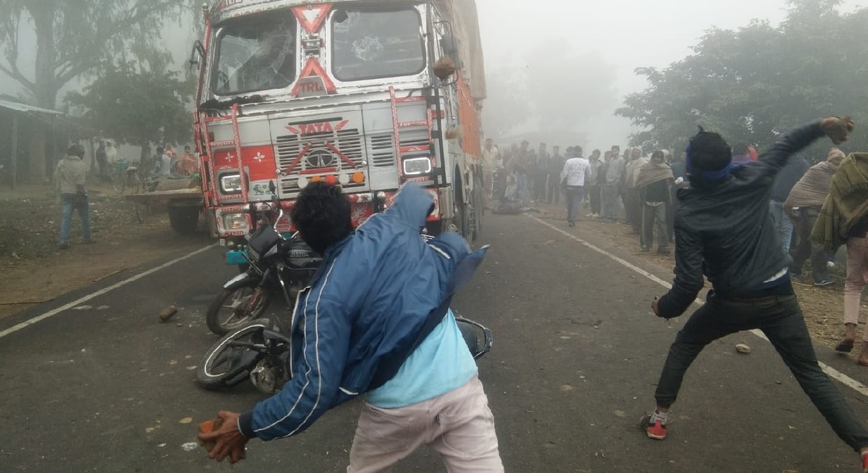 Jam in protest against the accident, the truck sabotage