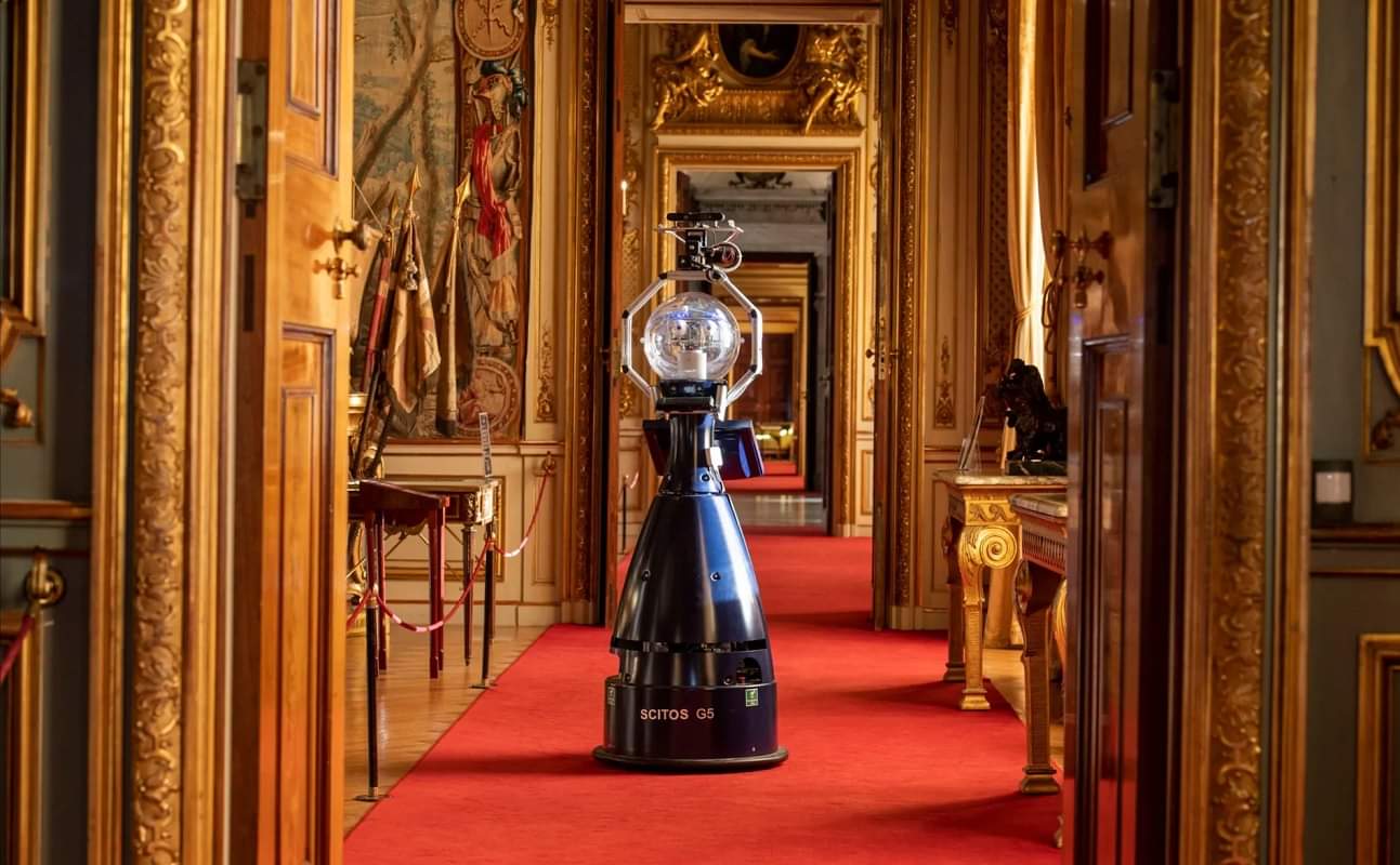 ब्लेनहीम पैलेस में तैनात रोबोट बैटी