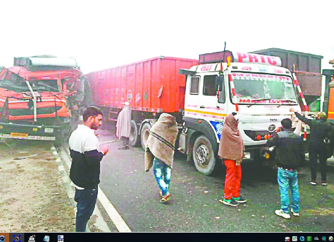 Vehicles collided in the fog, blocked on the highway